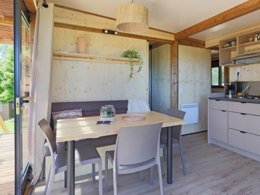 Camping Pas Cher vous présente avec son site Officiel campingpascher.fr, le Camping Paradis Les Gorges Du Haut Bugey classé 4 étoiles, situé sur la commune de Matafelon Granges dans le département Ain (Rhône Alpes) en France. Le camping Paradis Les Gorges Du Haut Bugey, vous présente un hébergement de type chalet de 25 m² pour 4 personnes avec climatisation. Le camping Paradis Les Gorges Du Haut Bugey vous propose du sam. 29 août au sam. 05 septembre 2026, en promotion à -11% pour 7 nuits à 169 € au lieu de 190,0 € soit une Économie de 21 €. Cette location propose 90 dates différentes pour réserver votre séjour. Découvrez également les 11 autres gammes d'hébergements du camping. Les Avis clients pour le Camping Paradis Les Gorges Du Haut Bugey sont excellents avec une note moyenne de 8 sur 10. Lac, Piscine chauffée, Piscine extérieure, Animations familiales, Club enfants, Ping-pong, Pétanque, Dépôt de pain, Snack/Bar,... En savoir plus : cliquez-ICI.