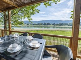 Camping Pas Cher vous présente avec son site Officiel campingpascher.fr, le Camping Paradis Les Gorges Du Haut Bugey classé 4 étoiles, situé sur la commune de Matafelon Granges dans le département Ain (Rhône Alpes) en France. Le camping Paradis Les Gorges Du Haut Bugey, vous présente un hébergement de type chalet de 25 m² pour 4 personnes avec climatisation. Le camping Paradis Les Gorges Du Haut Bugey vous propose du sam. 30 mai au sam. 06 juin 2026, en promotion à -10% pour 7 nuits à 249 € au lieu de 277,0 € soit une Économie de 28 €. Cette location propose 76 dates différentes pour réserver votre séjour. Découvrez également les 11 autres gammes d'hébergements du camping. Les Avis clients pour le Camping Paradis Les Gorges Du Haut Bugey sont excellents avec une note moyenne de 8 sur 10. Lac, Piscine chauffée, Piscine extérieure, Animations familiales, Club enfants, Ping-pong, Pétanque, Dépôt de pain, Snack/Bar,... En savoir plus : cliquez-ICI.