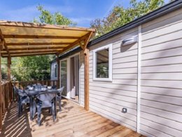 Camping Pas Cher vous présente avec son site Officiel campingpascher.fr, le Camping Paradis Les Gorges Du Haut Bugey classé 4 étoiles, situé sur la commune de Matafelon Granges dans le département Ain (Rhône Alpes) en France. Le camping Paradis Les Gorges Du Haut Bugey, vous présente un hébergement de type mobil-home pour 4 personnes. Le camping Paradis Les Gorges Du Haut Bugey vous propose du sam. 30 mai au sam. 06 juin 2026, en promotion à -11% pour 7 nuits à 169 € au lieu de 190,0 € soit une Économie de 21 €. Cette location propose 90 dates différentes pour réserver votre séjour. Découvrez également les 11 autres gammes d'hébergements du camping. Les Avis clients pour le Camping Paradis Les Gorges Du Haut Bugey sont excellents avec une note moyenne de 8 sur 10. Lac, Piscine chauffée, Piscine extérieure, Animations familiales, Club enfants, Ping-pong, Pétanque, Dépôt de pain, Snack/Bar,... En savoir plus : cliquez-ICI.