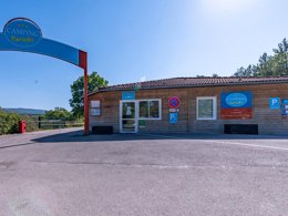 Camping Pas Cher vous présente avec son site Officiel campingpascher.fr, le Camping Paradis Les Gorges Du Haut Bugey classé 4 étoiles, situé sur la commune de Matafelon Granges dans le département Ain (Rhône Alpes) en France. Le camping Paradis Les Gorges Du Haut Bugey, vous présente un hébergement de type chalet de 25 m² pour 4 personnes. Le camping Paradis Les Gorges Du Haut Bugey vous propose du sam. 30 mai au sam. 06 juin 2026, en promotion à -11% pour 7 nuits à 169 € au lieu de 190,0 € soit une Économie de 21 €. Cette location propose 90 dates différentes pour réserver votre séjour. Découvrez également les 11 autres gammes d'hébergements du camping. Les Avis clients pour le Camping Paradis Les Gorges Du Haut Bugey sont excellents avec une note moyenne de 8 sur 10. Lac, Piscine chauffée, Piscine extérieure, Animations familiales, Club enfants, Ping-pong, Pétanque, Dépôt de pain, Snack/Bar,... En savoir plus : cliquez-ICI.