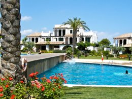 Camping Pas Cher vous présente avec son site Officiel campingpascher.fr, la Résidence Oliveres Beach Resort, située sur la commune de Tarragona dans le département Tarragone (Catalogne) en Espagne. La résidence Oliveres Beach Resort vous propose un hébergement de type villa pour 2 personnes (télévision). L'établissement vous propose 2 autres types d'hébergements. Découvrez tous nos séjours à petits prix dans la commune et aux alentours de Tarragona du département : Tarragone (Catalogne). Piscine extérieure, Aire de jeux enfants, Supermarché,... En savoir plus : cliquez-ICI.