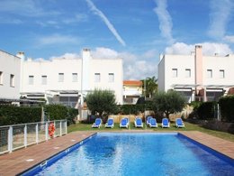 Camping Pas Cher vous présente avec son site Officiel campingpascher.fr, la Résidence Residencia Hotur, située sur la commune de Creixell dans le département Tarragone (Catalogne) en Espagne. La résidence Residencia Hotur vous propose un hébergement de type villa. Cet hébergement propose plus de 11 dates différentes pour réserver ! Pour dévouvrir la période la moins chère, consultez la rubrique 'Tarifs' et sélectionnez votre mois de départ. L'établissement vous propose un autre type d'hébergement. Découvrez tous nos séjours à petits prix dans la commune et aux alentours de Creixell du département : Tarragone (Catalogne). Mer, Piscine extérieure, Épicerie,... En savoir plus : cliquez-ICI.