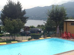 Camping Pas Cher vous présente avec son site Officiel campingpascher.fr, le Camping Royal Pettenasco, situé sur la commune de Pettenasco dans le département Novare (Piémont) en Italie. Le camping Royal Pettenasco, vous présente un hébergement de type caravane de 40 m² pour 4 personnes. Le camping Royal Pettenasco vous propose du dimanche 16 août au dimanche 23 août 2026 pour 7 nuits à 550€. Cette location propose 7 dates différentes pour réserver votre séjour. Découvrez également les 5 autres gammes d'hébergements du camping. Les Avis clients pour le Camping Royal Pettenasco sont excellents avec une note moyenne de 10 sur 10. Lac, Piscine extérieure, Animations familiales, Aire de jeux enfants, Canoë-kayak, Centre équestre, Court de tennis, Golf, Ping-pong, Randonnée, Ski nautique, Terrain de football, Terrain de volley-ball, Voile, Bar, Snack/Bar,... En savoir plus : cliquez-ICI.
