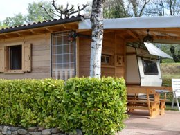 Camping Pas Cher vous présente avec son site Officiel campingpascher.fr, le Camping Royal Pettenasco, situé sur la commune de Pettenasco dans le département Novare (Piémont) en Italie. Le camping Royal Pettenasco, vous présente un hébergement de type caravane de 40 m² pour 4 personnes. Le camping Royal Pettenasco vous propose du mardi 10 mars au mardi 17 mars 2026 pour 7 nuits à 445€. Cette location propose 185 dates différentes pour réserver votre séjour. Découvrez également les 5 autres gammes d'hébergements du camping. Les Avis clients pour le Camping Royal Pettenasco sont excellents avec une note moyenne de 10 sur 10. Lac, Piscine extérieure, Animations familiales, Aire de jeux enfants, Canoë-kayak, Centre équestre, Court de tennis, Golf, Ping-pong, Randonnée, Ski nautique, Terrain de football, Terrain de volley-ball, Voile, Bar, Snack/Bar,... En savoir plus : cliquez-ICI.
