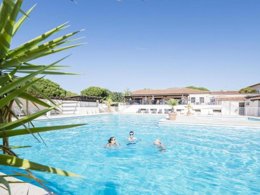 Camping Pas Cher vous présente avec son site Officiel campingpascher.fr, la Résidence Les Résidences Du Colombier classé 3 étoiles, située sur la commune de Fréjus dans le département Var (Provence Alpes Côte D'azur) en France. La résidence Les Résidences Du Colombier, vous présente un hébergement de type maison de campagne de 30 m² pour 6 personnes et télévision. La résidence Les Résidences Du Colombier vous propose du sam. 03 octobre au sam. 10 octobre 2026 pour 7 nuits à 539€. Cette location propose 30 dates différentes pour réserver votre séjour. Découvrez également les 3 autres gammes d'hébergements de la résidence. Piscine extérieure, Animations familiales, Club enfants, Aire de jeux enfants, Cyclisme, Ping-pong, Plongée, Pétanque, Randonnée, Salle de fitness, Terrain de volley-ball, Terrain multisports, Bar, Plats à emporter, Supermarché,... En savoir plus : cliquez-ICI.