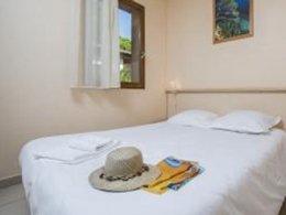 Camping Pas Cher vous présente avec son site Officiel campingpascher.fr, la Résidence Les Résidences Du Colombier classé 3 étoiles, située sur la commune de Fréjus dans le département Var (Provence Alpes Côte D'azur) en France. La résidence Les Résidences Du Colombier, vous présente un hébergement de type maison de campagne de 28 m² pour 4 personnes et télévision. La résidence Les Résidences Du Colombier vous propose du sam. 04 avril au sam. 11 avril 2026 pour 7 nuits à 469€. Cette location propose 102 dates différentes pour réserver votre séjour. Découvrez également les 3 autres gammes d'hébergements de la résidence. Piscine extérieure, Animations familiales, Club enfants, Aire de jeux enfants, Cyclisme, Ping-pong, Plongée, Pétanque, Randonnée, Salle de fitness, Terrain de volley-ball, Terrain multisports, Bar, Plats à emporter, Supermarché,... En savoir plus : cliquez-ICI.