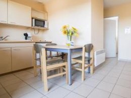 Camping Pas Cher vous présente avec son site Officiel campingpascher.fr, la Résidence Les Résidences Du Colombier classé 3 étoiles, située sur la commune de Fréjus dans le département Var (Provence Alpes Côte D'azur) en France. La résidence Les Résidences Du Colombier, vous présente un hébergement de type maison de campagne pour 4 personnes et télévision. La résidence Les Résidences Du Colombier vous propose du sam. 04 avril au sam. 11 avril 2026 pour 7 nuits à 469€. Cette location propose 105 dates différentes pour réserver votre séjour. Découvrez également les 3 autres gammes d'hébergements de la résidence. Piscine extérieure, Animations familiales, Club enfants, Aire de jeux enfants, Cyclisme, Ping-pong, Plongée, Pétanque, Randonnée, Salle de fitness, Terrain de volley-ball, Terrain multisports, Bar, Plats à emporter, Supermarché,... En savoir plus : cliquez-ICI.