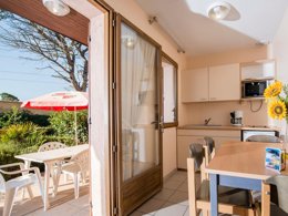 Camping Pas Cher vous présente avec son site Officiel campingpascher.fr, la Résidence Les Résidences Du Colombier classé 3 étoiles, située sur la commune de Fréjus dans le département Var (Provence Alpes Côte D'azur) en France. La résidence Les Résidences Du Colombier, vous présente un hébergement de type maison de campagne pour 4 personnes et télévision. La résidence Les Résidences Du Colombier vous propose du sam. 04 avril au sam. 11 avril 2026 pour 7 nuits à 469€. Cette location propose 105 dates différentes pour réserver votre séjour. Découvrez également les 3 autres gammes d'hébergements de la résidence. Piscine extérieure, Animations familiales, Club enfants, Aire de jeux enfants, Cyclisme, Ping-pong, Plongée, Pétanque, Randonnée, Salle de fitness, Terrain de volley-ball, Terrain multisports, Bar, Plats à emporter, Supermarché,... En savoir plus : cliquez-ICI.