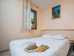 Camping Pas Cher vous présente avec son site Officiel campingpascher.fr, la Résidence Les Résidences Du Colombier classé 3 étoiles, située sur la commune de Fréjus dans le département Var (Provence Alpes Côte D'azur) en France. La résidence Les Résidences Du Colombier, vous présente un hébergement de type maison de campagne de 28 m² pour 4 personnes et télévision. La résidence Les Résidences Du Colombier vous propose du sam. 04 avril au sam. 11 avril 2026 pour 7 nuits à 469€. Cette location propose 102 dates différentes pour réserver votre séjour. Découvrez également les 3 autres gammes d'hébergements de la résidence. Piscine extérieure, Animations familiales, Club enfants, Aire de jeux enfants, Cyclisme, Ping-pong, Plongée, Pétanque, Randonnée, Salle de fitness, Terrain de volley-ball, Terrain multisports, Bar, Plats à emporter, Supermarché,... En savoir plus : cliquez-ICI.