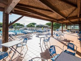 Camping Pas Cher vous présente avec son site Officiel campingpascher.fr, la Résidence Les Résidences Du Colombier classé 3 étoiles, située sur la commune de Fréjus dans le département Var (Provence Alpes Côte D'azur) en France. La résidence Les Résidences Du Colombier, vous présente un hébergement de type maison de campagne de 30 m² pour 6 personnes et télévision. La résidence Les Résidences Du Colombier vous propose du sam. 04 avril au sam. 11 avril 2026 pour 7 nuits à 532€. Cette location propose 111 dates différentes pour réserver votre séjour. Découvrez également les 3 autres gammes d'hébergements de la résidence. Piscine extérieure, Animations familiales, Club enfants, Aire de jeux enfants, Cyclisme, Ping-pong, Plongée, Pétanque, Randonnée, Salle de fitness, Terrain de volley-ball, Terrain multisports, Bar, Plats à emporter, Supermarché,... En savoir plus : cliquez-ICI.