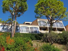 Camping Pas Cher vous présente avec son site Officiel campingpascher.fr, la Résidence Le Domaine De L'Olivaie classé 3 étoiles, située sur la commune de Gilette dans le département Alpes-maritimes (Provence Alpes Côte D'azur) en France. La résidence Le Domaine De L'Olivaie, vous présente un hébergement de type studio de 28 m² pour 4 personnes. La résidence Le Domaine De L'Olivaie vous propose du sam. 20 juin au sam. 27 juin 2026, en promotion à -15% pour 7 nuits à 386,75 € au lieu de 455,0 € soit une Économie de 68,25 €. Cette location propose 27 dates différentes pour réserver votre séjour. Découvrez également les 2 autres gammes d'hébergements de la résidence. Les Avis clients pour la Résidence Le Domaine De L'Olivaie sont excellents avec une note moyenne de 10 sur 10. Rivière, Piscine extérieure, Animations familiales, Club enfants, Aire de jeux enfants, Cyclisme, Ping-pong, Randonnée, Terrain multisports, Bar,... En savoir plus : cliquez-ICI.