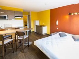 Camping Pas Cher vous présente avec son site Officiel campingpascher.fr, la Résidence Le Domaine De L'Olivaie classé 3 étoiles, située sur la commune de Gilette dans le département Alpes-maritimes (Provence Alpes Côte D'azur) en France. La résidence Le Domaine De L'Olivaie, vous présente un hébergement de type studio de 28 m² pour 4 personnes. La résidence Le Domaine De L'Olivaie vous propose du sam. 04 avril au sam. 11 avril 2026 pour 7 nuits à 392€. Cette location propose 125 dates différentes pour réserver votre séjour. Découvrez également les 2 autres gammes d'hébergements de la résidence. Les Avis clients pour la Résidence Le Domaine De L'Olivaie sont excellents avec une note moyenne de 10 sur 10. Rivière, Piscine extérieure, Animations familiales, Club enfants, Aire de jeux enfants, Cyclisme, Ping-pong, Randonnée, Terrain multisports, Bar,... En savoir plus : cliquez-ICI.