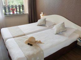 Camping Pas Cher vous présente avec son site Officiel campingpascher.fr, la Résidence Le Domaine De L'Olivaie classé 3 étoiles, située sur la commune de Gilette dans le département Alpes-maritimes (Provence Alpes Côte D'azur) en France. La résidence Le Domaine De L'Olivaie, vous présente un hébergement de type studio de 28 m² pour 4 personnes. La résidence Le Domaine De L'Olivaie vous propose du sam. 04 avril au sam. 11 avril 2026 pour 7 nuits à 392€. Cette location propose 125 dates différentes pour réserver votre séjour. Découvrez également les 2 autres gammes d'hébergements de la résidence. Les Avis clients pour la Résidence Le Domaine De L'Olivaie sont excellents avec une note moyenne de 10 sur 10. Rivière, Piscine extérieure, Animations familiales, Club enfants, Aire de jeux enfants, Cyclisme, Ping-pong, Randonnée, Terrain multisports, Bar,... En savoir plus : cliquez-ICI.