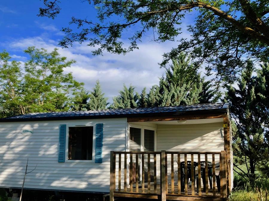 Camping Pas Cher vous présente avec son site Officiel campingpascher.fr, le Camping Au Tylo Soleil classé 3 étoiles, situé sur la commune de Dauphin dans le département Alpes-de-haute-provence (Provence Alpes Côte D'azur) en France. Le camping Au Tylo Soleil, vous présente un hébergement de type mobil-home de 26 m² pour 4 personnes avec climatisation. Le camping Au Tylo Soleil vous propose du vendredi 05 juin au vendredi 12 juin 2026 avec un DÉPART DEMAIN pour 7 nuits à 441€. Cette location propose 76 dates différentes pour réserver votre séjour. Découvrez également les 11 autres gammes d'hébergements du camping. Les Avis clients pour le Camping Au Tylo Soleil sont excellents avec une note moyenne de 8 sur 10. LacRivière, Piscine couverte, Piscine extérieure, Animations familiales, Club ados, Club enfants, Aire de jeux enfants, Canoë-kayak, Centre équestre, Cyclisme, Escalade, Golf, Paddle, Parcours sportif, Ping-pong, Pétanque, Randonnée, Terrain de badminton, Terrain de volley-ball, Boulangerie, Brasserie, Pizzeria, Snack/Bar, Supermarché, Épicerie,... En savoir plus : cliquez-ICI.