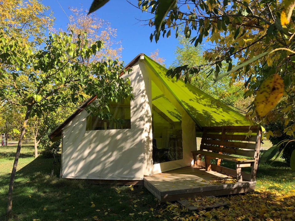 Camping Pas Cher vous présente avec son site Officiel campingpascher.fr, le Camping Au Tylo Soleil classé 3 étoiles, situé sur la commune de Dauphin dans le département Alpes-de-haute-provence (Provence Alpes Côte D'azur) en France. Le camping Au Tylo Soleil vous propose un hébergement de type hébergement insolite de 21 m² pour 5 personnes. L'établissement vous propose 14 autres types d'hébergements. Découvrez tous nos séjours à petits prix dans la commune et aux alentours de Dauphin du département : Alpes-de-haute-provence (Provence Alpes Côte D'azur). Les Avis clients pour le Camping Au Tylo Soleil sont excellents avec une note moyenne de 8 sur 10. LacRivière, Piscine couverte, Piscine extérieure, Animations familiales, Club ados, Club enfants, Aire de jeux enfants, Canoë-kayak, Centre équestre, Cyclisme, Escalade, Golf, Paddle, Parcours sportif, Ping-pong, Pétanque, Randonnée, Terrain de badminton, Terrain de volley-ball, Boulangerie, Brasserie, Pizzeria, Snack/Bar, Supermarché, Épicerie,... En savoir plus : cliquez-ICI.