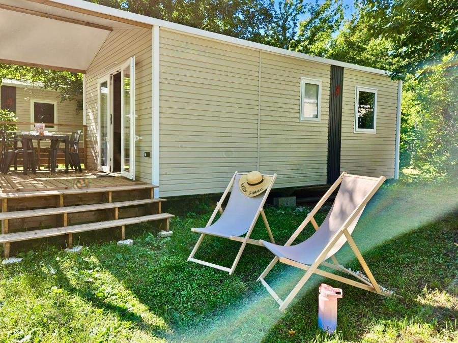 Camping Pas Cher vous présente avec son site Officiel campingpascher.fr, le Camping Au Tylo Soleil classé 3 étoiles, situé sur la commune de Dauphin dans le département Alpes-de-haute-provence (Provence Alpes Côte D'azur) en France. Le camping Au Tylo Soleil, vous présente un hébergement de type mobil-home de 26 m² pour 4 personnes avec climatisation. Le camping Au Tylo Soleil vous propose du vendredi 05 juin au vendredi 12 juin 2026 avec un DÉPART DEMAIN pour 7 nuits à 630€. Cette location propose 76 dates différentes pour réserver votre séjour. Découvrez également les 11 autres gammes d'hébergements du camping. Les Avis clients pour le Camping Au Tylo Soleil sont excellents avec une note moyenne de 8 sur 10. LacRivière, Piscine couverte, Piscine extérieure, Animations familiales, Club ados, Club enfants, Aire de jeux enfants, Canoë-kayak, Centre équestre, Cyclisme, Escalade, Golf, Paddle, Parcours sportif, Ping-pong, Pétanque, Randonnée, Terrain de badminton, Terrain de volley-ball, Boulangerie, Brasserie, Pizzeria, Snack/Bar, Supermarché, Épicerie,... En savoir plus : cliquez-ICI.
