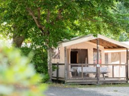 Camping Pas Cher vous présente avec son site Officiel campingpascher.fr, le Camping Routes Du Monde - La Hume classé 2 étoiles, situé sur la commune de Gujan Mestras dans le département Gironde (Aquitaine) en France. Le camping Routes Du Monde - La Hume, vous présente un hébergement de type lodge pour 5 personnes. Le camping Routes Du Monde - La Hume vous propose du sam. 29 août au sam. 05 septembre 2026 pour 7 nuits à 381€. Cette location propose 85 dates différentes pour réserver votre séjour. Découvrez également les 2 autres gammes d'hébergements du camping. Mer, Aire de jeux enfants, Pétanque, Dépôt de pain,... En savoir plus : cliquez-ICI.