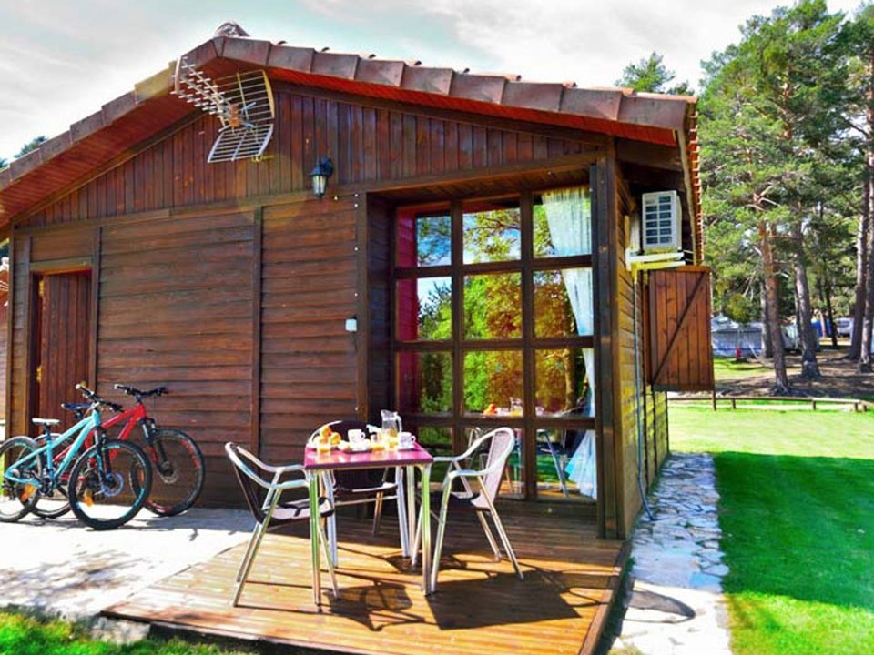 Camping Pas Cher vous présente avec son site Officiel campingpascher.fr, le Camping Urbión classé 4 étoiles, situé sur la commune de Abejar dans le département Soria (Castille Et León) en Espagne. Le camping Urbión vous propose un hébergement de type bungalow pour 2 personnes (télévision). L'établissement vous propose 5 autres types d'hébergements. Découvrez tous nos séjours à petits prix dans la commune et aux alentours de Abejar du département : Soria (Castille Et León). Les Avis clients pour le Camping Urbión sont excellents avec une note moyenne de 8 sur 10. Lac, Piscine extérieure, Animation enfants, Aire de jeux enfants, Canoë-kayak, Court de tennis, Cyclisme, Ping-pong, Pédalo, Randonnée, Structure gonflable enfants, Terrain de football, Terrain multisports, Bar, Dépôt de pain, Supermarché,... En savoir plus : cliquez-ICI.