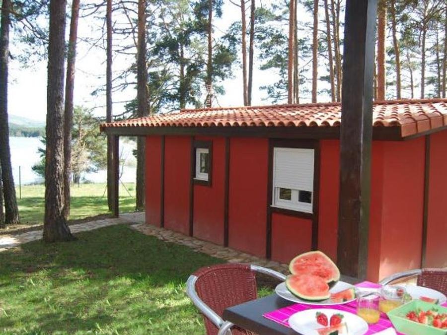 Camping Pas Cher vous présente avec son site Officiel campingpascher.fr, le Camping Urbión classé 4 étoiles, situé sur la commune de Abejar dans le département Soria (Castille Et León) en Espagne. Le camping Urbión vous propose un hébergement de type bungalow pour 2 personnes (télévision). L'établissement vous propose 5 autres types d'hébergements. Découvrez tous nos séjours à petits prix dans la commune et aux alentours de Abejar du département : Soria (Castille Et León). Les Avis clients pour le Camping Urbión sont excellents avec une note moyenne de 8 sur 10. Lac, Piscine extérieure, Animation enfants, Aire de jeux enfants, Canoë-kayak, Court de tennis, Cyclisme, Ping-pong, Pédalo, Randonnée, Structure gonflable enfants, Terrain de football, Terrain multisports, Bar, Dépôt de pain, Supermarché,... En savoir plus : cliquez-ICI.