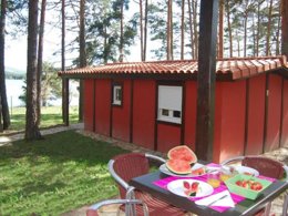 Camping Pas Cher vous présente avec son site Officiel campingpascher.fr, le Camping Urbión classé 4 étoiles, situé sur la commune de Abejar dans le département Soria (Castille Et León) en Espagne. Le camping Urbión vous propose un hébergement de type bungalow pour 2 personnes (télévision). L'établissement vous propose 5 autres types d'hébergements. Découvrez tous nos séjours à petits prix dans la commune et aux alentours de Abejar du département : Soria (Castille Et León). Les Avis clients pour le Camping Urbión sont excellents avec une note moyenne de 8 sur 10. Lac, Piscine extérieure, Animation enfants, Aire de jeux enfants, Canoë-kayak, Court de tennis, Cyclisme, Ping-pong, Pédalo, Randonnée, Structure gonflable enfants, Terrain de football, Terrain multisports, Bar, Dépôt de pain, Supermarché,... En savoir plus : cliquez-ICI.