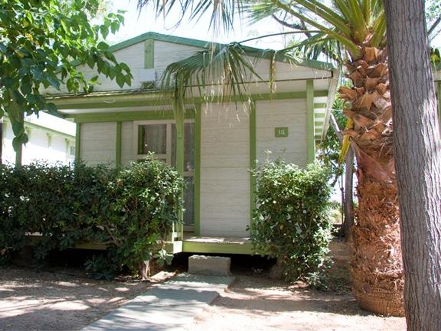 Camping Pas Cher vous présente avec son site Officiel campingpascher.fr, le Camping Riberamar classé 4 étoiles, situé sur la commune de Ribera De Cabanes dans le département Castellón (Valencia) en Espagne. Le camping Riberamar vous propose un hébergement de type bungalow de 24 m² pour 5 personnes avec climatisation (télévision). L'établissement vous propose 4 autres types d'hébergements. Découvrez tous nos séjours à petits prix dans la commune et aux alentours de Ribera De Cabanes du département : Castellón (Valencia). MerÉtang, Piscine extérieure, Animations familiales, Aire de jeux enfants, Cyclisme, Ping-pong, Pétanque, Restaurant,... En savoir plus : cliquez-ICI.