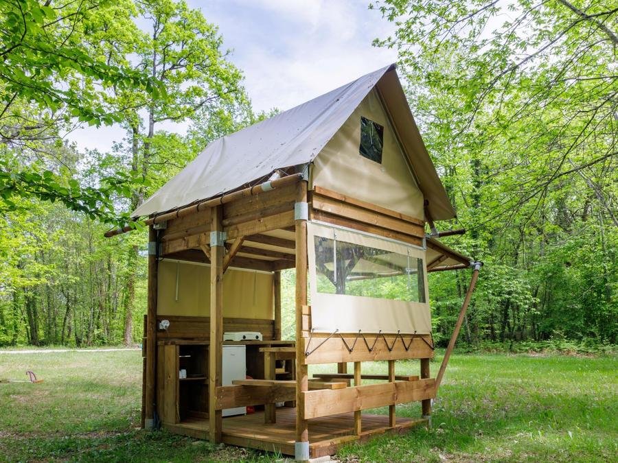 Camping Pas Cher vous présente avec son site Officiel campingpascher.fr, le Camping La Clairière - écolieu De Vacances classé 3 étoiles, situé sur la commune de Lamothe Fenelon dans le département Lot (Midi Pyrénées) en France. Le camping La Clairière - écolieu De Vacances vous propose un hébergement de type bungalow toilé de 10 m² pour 2 personnes. Cet hébergement propose plus de 39 dates différentes pour réserver ! Pour dévouvrir la période la moins chère, consultez la rubrique 'Tarifs' et sélectionnez votre mois de départ. L'établissement vous propose 11 autres types d'hébergements. Découvrez tous nos séjours à petits prix dans la commune et aux alentours de Lamothe Fenelon du département : Lot (Midi Pyrénées). Les Avis clients pour le Camping La Clairière - écolieu De Vacances sont excellents avec une note moyenne de 8 sur 10. Piscine extérieure, Animation enfants, Animations familiales, Aire de jeux enfants, Canoë-kayak, Centre équestre, Cyclisme, Ping-pong, Pétanque, Randonnée, Terrain de badminton, Terrain de volley-ball, Bar, Dépôt de pain, Snack/Bar, Supermarché, Épicerie,... En savoir plus : cliquez-ICI.