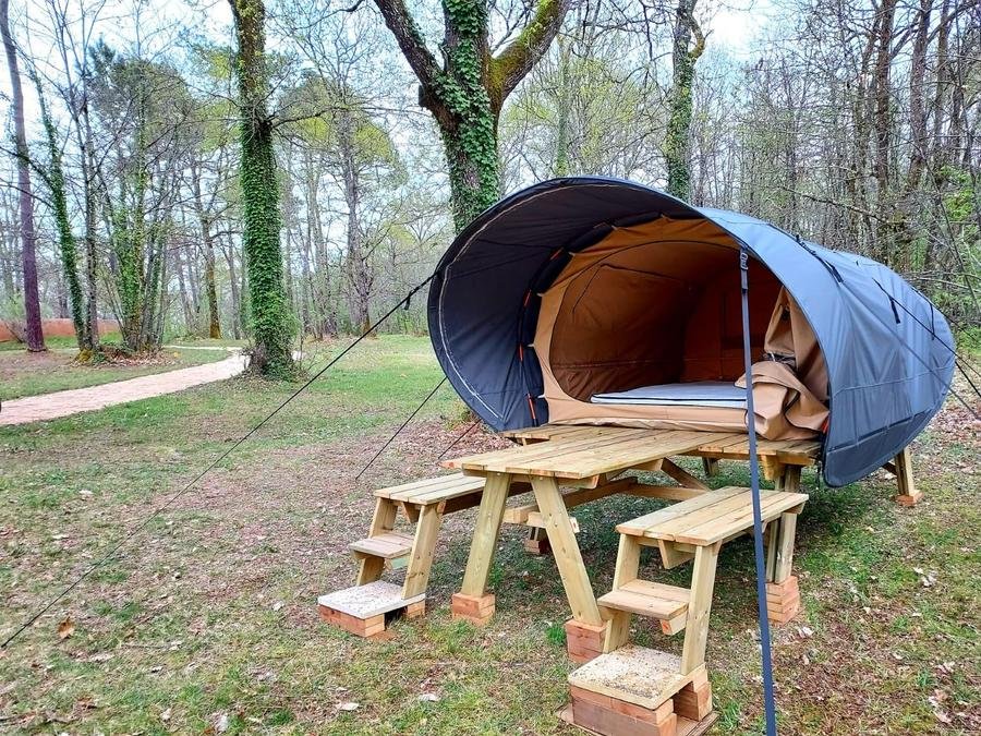 Camping Pas Cher vous présente avec son site Officiel campingpascher.fr, le Camping La Clairière - écolieu De Vacances classé 3 étoiles, situé sur la commune de Lamothe Fenelon dans le département Lot (Midi Pyrénées) en France. Le camping La Clairière - écolieu De Vacances, vous présente un hébergement de type tente de 8 m² pour 2 personnes. Le camping La Clairière - écolieu De Vacances vous propose du jeudi 04 juin au jeudi 11 juin 2026 avec une PROMO de DERNIÈRE MINUTE, en promotion à -6% pour 7 nuits à 196 € au lieu de 210 € soit une Économie de 14 €. Cette location propose 42 dates différentes pour réserver votre séjour. Découvrez également les 11 autres gammes d'hébergements du camping. Les Avis clients pour le Camping La Clairière - écolieu De Vacances sont excellents avec une note moyenne de 8 sur 10. Piscine extérieure, Animation enfants, Animations familiales, Aire de jeux enfants, Canoë-kayak, Centre équestre, Cyclisme, Ping-pong, Pétanque, Randonnée, Terrain de badminton, Terrain de volley-ball, Bar, Dépôt de pain, Snack/Bar, Supermarché, Épicerie,... En savoir plus : cliquez-ICI.