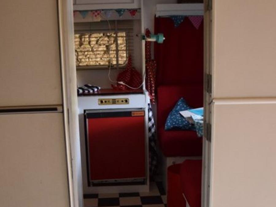 Camping Pas Cher vous présente avec son site Officiel campingpascher.fr, le Camping La Clairière - écolieu De Vacances classé 3 étoiles, situé sur la commune de Lamothe Fenelon dans le département Lot (Midi Pyrénées) en France. Le camping La Clairière - écolieu De Vacances, vous présente un hébergement de type caravane de 8 m² pour 3 personnes. Le camping La Clairière - écolieu De Vacances vous propose du sam. 22 août au sam. 29 août 2026 pour 7 nuits à 371€. Cette location propose 9 dates différentes pour réserver votre séjour. Découvrez également les 11 autres gammes d'hébergements du camping. Les Avis clients pour le Camping La Clairière - écolieu De Vacances sont excellents avec une note moyenne de 8 sur 10. Piscine extérieure, Animation enfants, Animations familiales, Aire de jeux enfants, Canoë-kayak, Centre équestre, Cyclisme, Ping-pong, Pétanque, Randonnée, Terrain de badminton, Terrain de volley-ball, Bar, Dépôt de pain, Snack/Bar, Supermarché, Épicerie,... En savoir plus : cliquez-ICI.