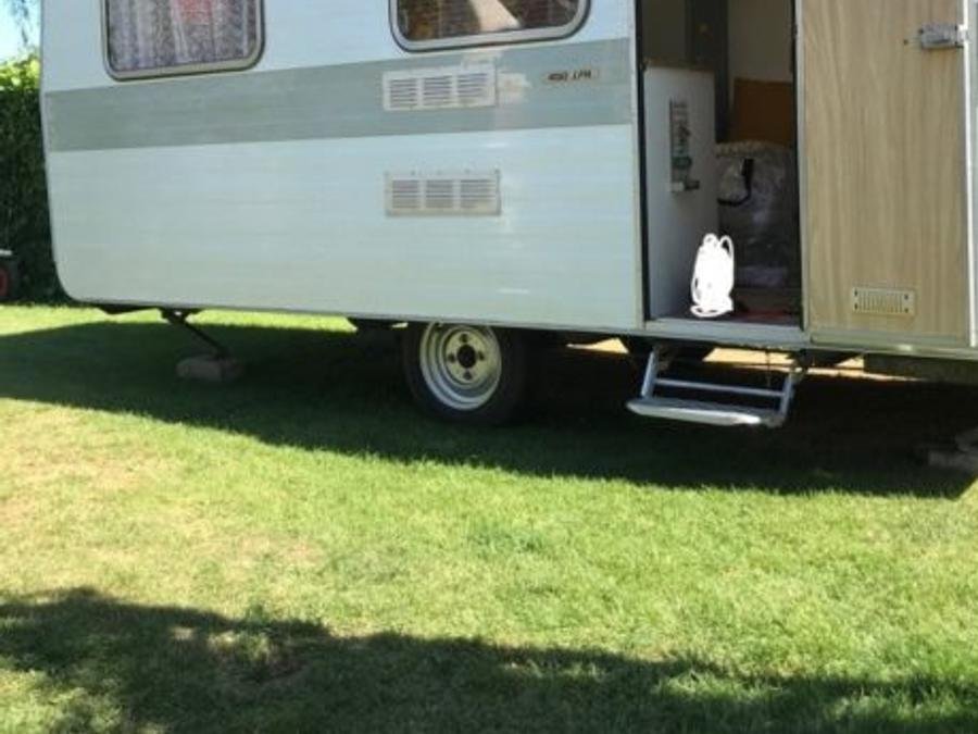 Camping Pas Cher vous présente avec son site Officiel campingpascher.fr, le Camping La Clairière - écolieu De Vacances classé 3 étoiles, situé sur la commune de Lamothe Fenelon dans le département Lot (Midi Pyrénées) en France. Le camping La Clairière - écolieu De Vacances, vous présente un hébergement de type caravane de 8 m² pour 4 personnes. Le camping La Clairière - écolieu De Vacances vous propose du sam. 22 août au sam. 29 août 2026 pour 7 nuits à 371€. Cette location propose 7 dates différentes pour réserver votre séjour. Découvrez également les 11 autres gammes d'hébergements du camping. Les Avis clients pour le Camping La Clairière - écolieu De Vacances sont excellents avec une note moyenne de 8 sur 10. Piscine extérieure, Animation enfants, Animations familiales, Aire de jeux enfants, Canoë-kayak, Centre équestre, Cyclisme, Ping-pong, Pétanque, Randonnée, Terrain de badminton, Terrain de volley-ball, Bar, Dépôt de pain, Snack/Bar, Supermarché,... En savoir plus : cliquez-ICI.