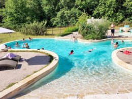 Camping Pas Cher vous présente avec son site Officiel campingpascher.fr, le Camping La Clairière - écolieu De Vacances classé 3 étoiles, situé sur la commune de Lamothe Fenelon dans le département Lot (Midi Pyrénées) en France. Le camping La Clairière - écolieu De Vacances, vous présente un hébergement de type tente de 8 m² pour 2 personnes. Le camping La Clairière - écolieu De Vacances vous propose du jeudi 04 juin au jeudi 11 juin 2026 avec une PROMO de DERNIÈRE MINUTE, en promotion à -6% pour 7 nuits à 196 € au lieu de 210 € soit une Économie de 14 €. Cette location propose 42 dates différentes pour réserver votre séjour. Découvrez également les 11 autres gammes d'hébergements du camping. Les Avis clients pour le Camping La Clairière - écolieu De Vacances sont excellents avec une note moyenne de 8 sur 10. Piscine extérieure, Animation enfants, Animations familiales, Aire de jeux enfants, Canoë-kayak, Centre équestre, Cyclisme, Ping-pong, Pétanque, Randonnée, Terrain de badminton, Terrain de volley-ball, Bar, Dépôt de pain, Snack/Bar, Supermarché, Épicerie,... En savoir plus : cliquez-ICI.