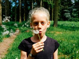 Camping Pas Cher vous présente avec son site Officiel campingpascher.fr, le Camping La Clairière - écolieu De Vacances classé 3 étoiles, situé sur la commune de Lamothe Fenelon dans le département Lot (Midi Pyrénées) en France. Le camping La Clairière - écolieu De Vacances vous propose un hébergement de type chalet de 25 m². L'établissement vous propose 10 autres types d'hébergements. Découvrez tous nos séjours à petits prix dans la commune et aux alentours de Lamothe Fenelon du département : Lot (Midi Pyrénées). Les Avis clients pour le Camping La Clairière - écolieu De Vacances sont excellents avec une note moyenne de 8 sur 10. Piscine extérieure, Animation enfants, Animations familiales, Aire de jeux enfants, Canoë-kayak, Centre équestre, Cyclisme, Ping-pong, Pétanque, Randonnée, Terrain de badminton, Terrain de volley-ball, Bar, Dépôt de pain, Snack/Bar, Supermarché, Épicerie,... En savoir plus : cliquez-ICI.