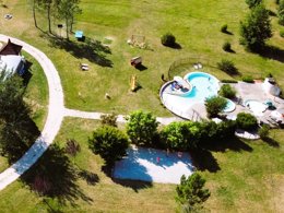 Camping Pas Cher vous présente avec son site Officiel campingpascher.fr, le Camping La Clairière - écolieu De Vacances classé 3 étoiles, situé sur la commune de Lamothe Fenelon dans le département Lot (Midi Pyrénées) en France. Le camping La Clairière - écolieu De Vacances vous propose un hébergement de type bungalow toilé de 20 m² pour 5 personnes. L'établissement vous propose 4 autres types d'hébergements. Découvrez tous nos séjours à petits prix dans la commune et aux alentours de Lamothe Fenelon du département : Lot (Midi Pyrénées). Les Avis clients pour le Camping La Clairière - écolieu De Vacances sont excellents avec une note moyenne de 8 sur 10. Piscine extérieure, Animation enfants, Animations familiales, Aire de jeux enfants, Canoë-kayak, Centre équestre, Cyclisme, Ping-pong, Pétanque, Randonnée, Terrain de badminton, Terrain de volley-ball, Bar, Dépôt de pain, Snack/Bar, Supermarché, Épicerie,... En savoir plus : cliquez-ICI.