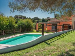 Camping Pas Cher vous présente avec son site Officiel campingpascher.fr, le Camping Sea Villas, situé sur la commune de Stintino dans le département Cagliari (Sardaigne) en Italie. Le camping Sea Villas, vous présente un hébergement de type villa de 60 m² pour 4 personnes avec climatisation et télévision. Le camping Sea Villas vous propose du sam. 03 octobre au sam. 10 octobre 2026 pour 7 nuits à 399€. Cette location propose 36 dates différentes pour réserver votre séjour. Découvrez également les 4 autres gammes d'hébergements du camping. Mer, Restaurant, Station-service, Épicerie,... En savoir plus : cliquez-ICI.