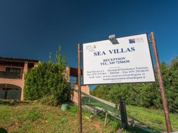 Camping Pas Cher vous présente avec son site Officiel campingpascher.fr, le Camping Sea Villas, situé sur la commune de Stintino dans le département Cagliari (Sardaigne) en Italie. Le camping Sea Villas, vous présente un hébergement de type villa de 80 m² pour 6 personnes avec climatisation et télévision. Le camping Sea Villas vous propose du sam. 09 mai au sam. 16 mai 2026 pour 7 nuits à 581€. Cette location propose 104 dates différentes pour réserver votre séjour. Découvrez également les 5 autres gammes d'hébergements du camping. Mer, Restaurant, Station-service, Épicerie,... En savoir plus : cliquez-ICI.