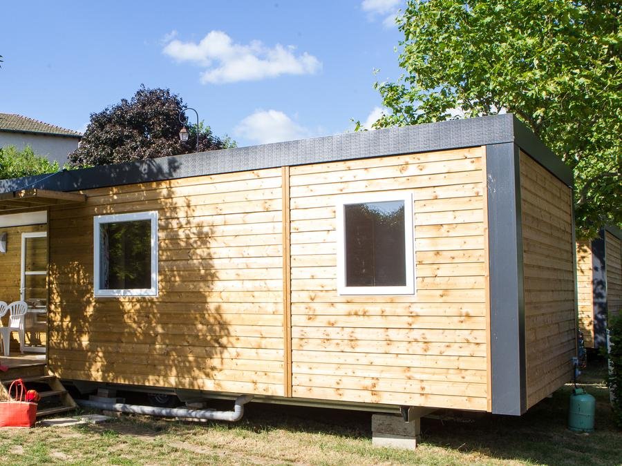 Camping Pas Cher vous présente avec son site Officiel campingpascher.fr, le Camping La Clé De Saone classé 2 étoiles, situé sur la commune de Creches Sur Saone dans le département Saône-et-loire (Bourgogne) en France. Le camping La Clé De Saone, vous présente un hébergement de type mobil-home de 32 m². Le camping La Clé De Saone vous proposeun séjour PAS CHER avec une REMISEdu sam. 06 juin au sam. 13 juin 2026, en promotion à -62% pour 7 nuits à 209 € au lieu de 551,25 € soit une Économie de 342,25 €. Cette location propose 106 dates différentes pour réserver votre séjour. Découvrez également les 3 autres gammes d'hébergements du camping. Les Avis clients pour le Camping La Clé De Saone sont excellents avec une note moyenne de 8 sur 10. Aire de jeux enfants, Pétanque, Terrain de volley-ball, Bar, Restaurant,... En savoir plus : cliquez-ICI.