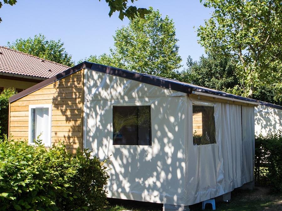 Camping Pas Cher vous présente avec son site Officiel campingpascher.fr, le Camping La Clé De Saone classé 2 étoiles, situé sur la commune de Creches Sur Saone dans le département Saône-et-loire (Bourgogne) en France. Le camping La Clé De Saone, vous présente un hébergement de type bungalow toilé de 21 m² pour 1 personne. Le camping La Clé De Saone vous propose du mardi 14 septembre au mardi 21 septembre 2027, en promotion à -20% pour 7 nuits à 131,20 € au lieu de 164,0 € soit une Économie de 32,80 €. Cette location propose 137 dates différentes pour réserver votre séjour. Découvrez également les 4 autres gammes d'hébergements du camping. Les Avis clients pour le Camping La Clé De Saone sont de 7 sur 10. Aire de jeux enfants, Pétanque, Terrain de volley-ball, Bar, Restaurant,... En savoir plus : cliquez-ICI.