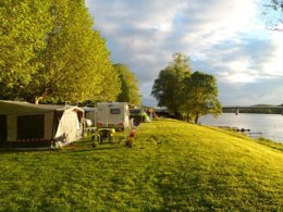Camping Pas Cher vous présente avec son site Officiel campingpascher.fr, le Camping La Clé De Saone classé 2 étoiles, situé sur la commune de Creches Sur Saone dans le département Saône-et-loire (Bourgogne) en France. Le camping La Clé De Saone, vous présente un hébergement de type mobil-home de 30 m². Le camping La Clé De Saone vous proposeun séjour PAS CHER avec une REMISEdu dimanche 07 juin au dimanche 14 juin 2026, en promotion à -60% pour 7 nuits à 189 € au lieu de 477,75 € soit une Économie de 288,75 €. Cette location propose 105 dates différentes pour réserver votre séjour. Découvrez également les 3 autres gammes d'hébergements du camping. Les Avis clients pour le Camping La Clé De Saone sont excellents avec une note moyenne de 8 sur 10. Aire de jeux enfants, Pétanque, Terrain de volley-ball, Bar, Restaurant,... En savoir plus : cliquez-ICI.