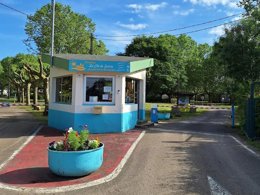 Camping Pas Cher vous présente avec son site Officiel campingpascher.fr, le Camping La Clé De Saone classé 2 étoiles, situé sur la commune de Creches Sur Saone dans le département Saône-et-loire (Bourgogne) en France. Le camping La Clé De Saone, vous présente un hébergement de type hébergement insolite. Le camping La Clé De Saone vous propose du dimanche 13 septembre au dimanche 20 septembre 2026, en promotion à -10% pour 7 nuits à 342 € au lieu de 380,0 € soit une Économie de 38 €. Cette location propose 136 dates différentes pour réserver votre séjour. Découvrez également les 3 autres gammes d'hébergements du camping. Les Avis clients pour le Camping La Clé De Saone sont excellents avec une note moyenne de 8 sur 10. Aire de jeux enfants, Pétanque, Terrain de volley-ball, Bar, Restaurant,... En savoir plus : cliquez-ICI.