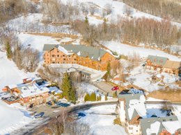 Camping Pas Cher vous présente avec son site Officiel campingpascher.fr, la Résidence Les Terrasses Des Bottières classé 3 étoiles, située sur la commune de Saint Pancrace dans le département Savoie (Rhône Alpes) en France. La résidence Les Terrasses Des Bottières, vous présente un hébergement de type studio de 24 m² pour 2 personnes et télévision. La résidence Les Terrasses Des Bottières vous propose du sam. 22 août au sam. 29 août 2026 pour 7 nuits à 300.3€. Cette location propose 117 dates différentes pour réserver votre séjour. Découvrez également les 5 autres gammes d'hébergements de la résidence. Lac, Piscine chauffée, Piscine couverte, Centre équestre, Escalade, Randonnée, Restaurant, Supermarché,... En savoir plus : cliquez-ICI.