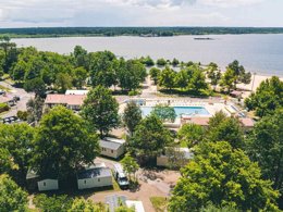 Camping Pas Cher vous présente avec son site Officiel campingpascher.fr, le Camping Siblu Le Pipiou Funpass Inclus classé 4 étoiles, situé sur la commune de Parentis En Born dans le département Landes (Aquitaine) en France. Le camping Siblu Le Pipiou Funpass Inclus, vous présente un hébergement de type mobil-home de 37 m² pour 6 personnes avec climatisation. Le camping Siblu Le Pipiou Funpass Inclus vous propose du sam. 04 avril au sam. 11 avril 2026 pour 7 nuits à 385€. Cette location propose 24 dates différentes pour réserver votre séjour. Découvrez également les 7 autres gammes d'hébergements du camping. Les Avis clients pour le Camping Siblu Le Pipiou Funpass Inclus sont excellents avec une note moyenne de 8 sur 10. Lac, Piscine chauffée, Piscine extérieure, Animations familiales, Club ados, Club enfants, Aire de jeux enfants, Parcours sportif, Ping-pong, Pétanque, Salle de fitness, Structure gonflable enfants, Terrain multisports, Bar, Pizzeria, Restaurant, Snack/Bar, Supermarché, Épicerie,... En savoir plus : cliquez-ICI.