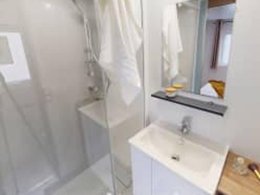 Camping Pas Cher vous présente avec son site Officiel campingpascher.fr, le Camping Siblu Le Pipiou Funpass Inclus classé 4 étoiles, situé sur la commune de Parentis En Born dans le département Landes (Aquitaine) en France. Le camping Siblu Le Pipiou Funpass Inclus, vous présente un hébergement de type mobil-home de 37 m² avec climatisation. Le camping Siblu Le Pipiou Funpass Inclus vous propose du sam. 04 avril au sam. 11 avril 2026 pour 7 nuits à 490€. Cette location propose 22 dates différentes pour réserver votre séjour. Découvrez également les 7 autres gammes d'hébergements du camping. Les Avis clients pour le Camping Siblu Le Pipiou Funpass Inclus sont excellents avec une note moyenne de 8 sur 10. Lac, Piscine chauffée, Piscine extérieure, Animations familiales, Club ados, Club enfants, Aire de jeux enfants, Parcours sportif, Ping-pong, Pétanque, Salle de fitness, Structure gonflable enfants, Terrain multisports, Bar, Pizzeria, Restaurant, Snack/Bar, Supermarché, Épicerie,... En savoir plus : cliquez-ICI.