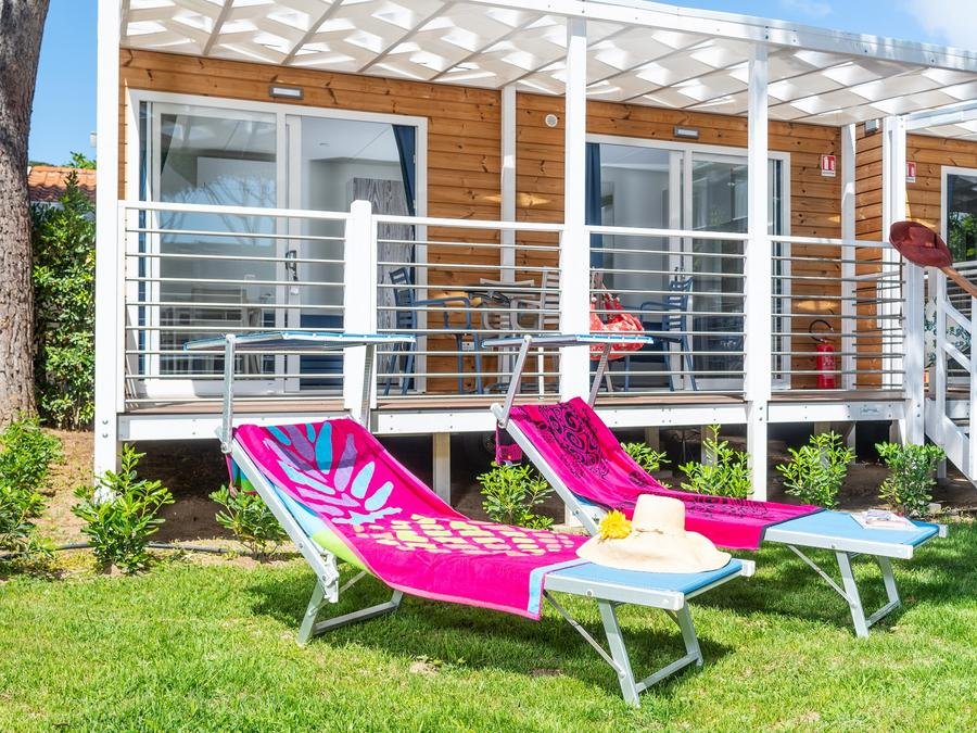 Camping Pas Cher vous présente avec son site Officiel campingpascher.fr, le Camping Village Baia Azzurra classé 4 étoiles, situé sur la commune de Castiglione Della Pescaia dans le département Grosseto (Toscane) en Italie. Le camping Village Baia Azzurra, vous présente un hébergement de type bungalow de 24 m² avec climatisation et télévision. Le camping Village Baia Azzurra vous proposeun séjour PAS CHER avec une REMISEdu sam. 10 octobre au sam. 17 octobre 2026, en promotion à -42% pour 7 nuits à 300 € au lieu de 525,0 € soit une Économie de 225 €. Cette location propose 55 dates différentes pour réserver votre séjour. Découvrez également les 10 autres gammes d'hébergements du camping. Les Avis clients pour le Camping Village Baia Azzurra sont excellents avec une note moyenne de 9 sur 10. Mer, Piscine extérieure, Animations familiales, Aire de jeux enfants, Court de tennis, Terrain de football, Terrain de volley-ball, Bar, Dépôt de pain, Restaurant, Snack/Bar, Épicerie,... En savoir plus : cliquez-ICI.