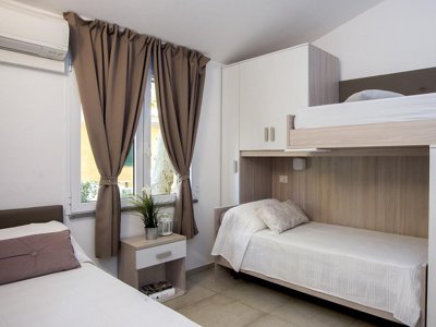 Cliquez pour découvrir toutes les photos de l'HÉBERGEMENT ! bungalow - Village Baia Azzurra photo 4