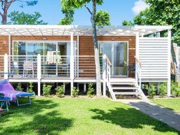 Camping Pas Cher vous présente avec son site Officiel campingpascher.fr, le Camping Village Baia Azzurra classé 4 étoiles, situé sur la commune de Castiglione Della Pescaia dans le département Grosseto (Toscane) en Italie. Le camping Village Baia Azzurra, vous présente un hébergement de type bungalow de 38 m² et télévision. Le camping Village Baia Azzurra vous propose du sam. 16 mai au sam. 23 mai 2026 pour 7 nuits à 665€. Cette location propose 29 dates différentes pour réserver votre séjour. Découvrez également les 5 autres gammes d'hébergements du camping. Les Avis clients pour le Camping Village Baia Azzurra sont excellents avec une note moyenne de 9 sur 10. Mer, Piscine extérieure, Animations familiales, Aire de jeux enfants, Court de tennis, Terrain de football, Terrain de volley-ball, Bar, Dépôt de pain, Restaurant, Snack/Bar, Épicerie,... En savoir plus : cliquez-ICI.