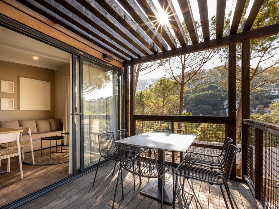 Camping Pas Cher vous présente avec son site Officiel campingpascher.fr, le Camping Talaia Plaza Ecoresort - Begur classé 4 étoiles, situé sur la commune de Begur dans le département Gérone (Catalogne) en Espagne. Le camping Talaia Plaza Ecoresort - Begur vous propose un hébergement de type bungalow de 35 m² pour 1 personne avec climatisation (télévision). L'établissement vous propose 35 autres types d'hébergements. Découvrez tous nos séjours à petits prix dans la commune et aux alentours de Begur du département : Gérone (Catalogne). Les Avis clients pour le Camping Talaia Plaza Ecoresort - Begur sont excellents avec une note moyenne de 8 sur 10. Piscine extérieure, Bar, Restaurant, Snack/Bar,... En savoir plus : cliquez-ICI.