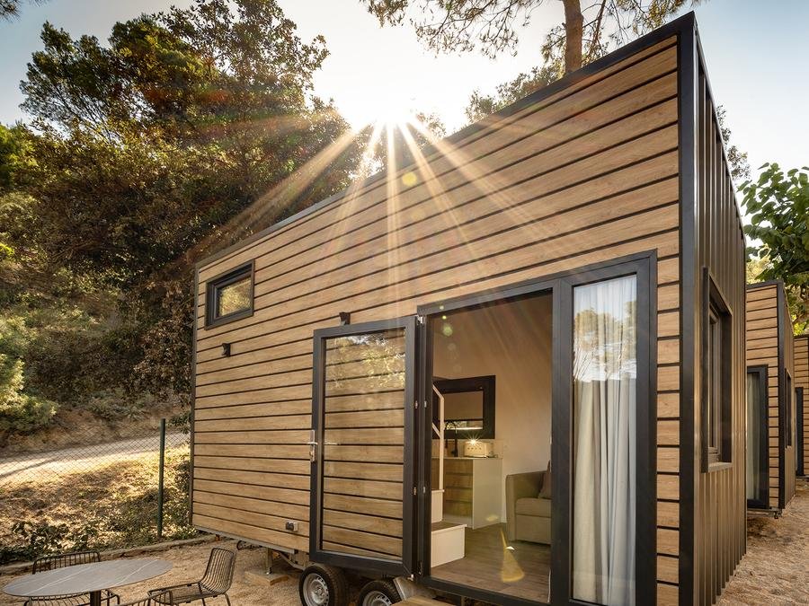 Camping Pas Cher vous présente avec son site Officiel campingpascher.fr, le Camping Talaia Plaza Ecoresort - Begur classé 4 étoiles, situé sur la commune de Begur dans le département Gérone (Catalogne) en Espagne. Le camping Talaia Plaza Ecoresort - Begur, vous présente un hébergement de type mobil-home de 12 m² avec climatisation et télévision. Le camping Talaia Plaza Ecoresort - Begur vous propose du sam. 12 septembre au sam. 19 septembre 2026, en promotion à -8% pour 7 nuits à 1036,84 € au lieu de 1127,0 € soit une Économie de 90,16 €. Cette location propose 20 dates différentes pour réserver votre séjour. Découvrez également les 35 autres gammes d'hébergements du camping. Les Avis clients pour le Camping Talaia Plaza Ecoresort - Begur sont excellents avec une note moyenne de 8 sur 10. Piscine extérieure, Bar, Restaurant, Snack/Bar,... En savoir plus : cliquez-ICI.