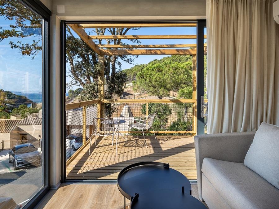 Camping Pas Cher vous présente avec son site Officiel campingpascher.fr, le Camping Talaia Plaza Ecoresort - Begur classé 4 étoiles, situé sur la commune de Begur dans le département Gérone (Catalogne) en Espagne. Le camping Talaia Plaza Ecoresort - Begur vous propose un hébergement de type bungalow de 16 m² avec climatisation (télévision). L'établissement vous propose 35 autres types d'hébergements. Découvrez tous nos séjours à petits prix dans la commune et aux alentours de Begur du département : Gérone (Catalogne). Les Avis clients pour le Camping Talaia Plaza Ecoresort - Begur sont excellents avec une note moyenne de 8 sur 10. Piscine extérieure, Bar, Restaurant, Snack/Bar,... En savoir plus : cliquez-ICI.
