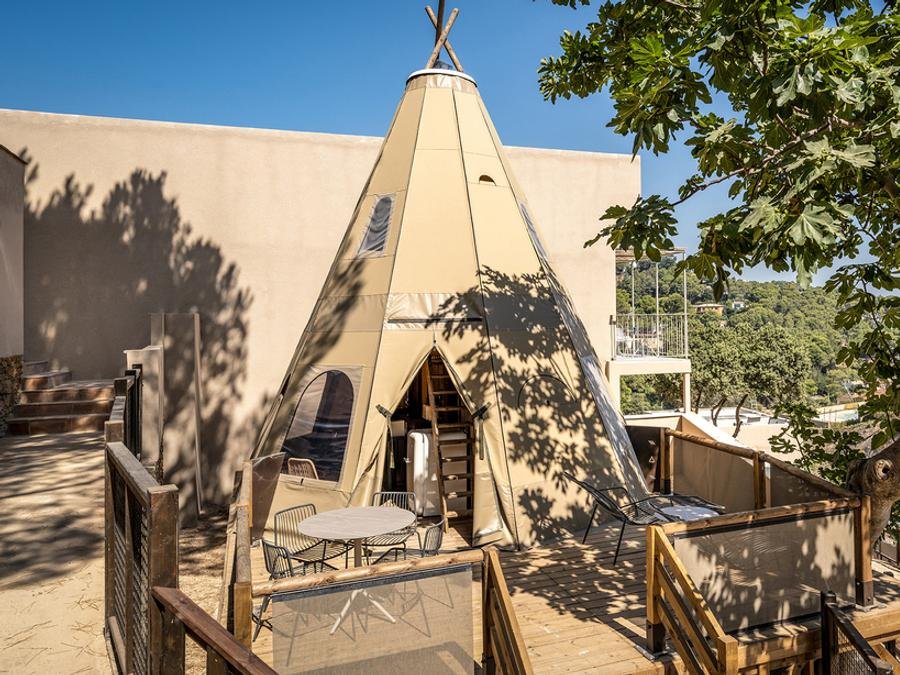Camping Pas Cher vous présente avec son site Officiel campingpascher.fr, le Camping Talaia Plaza Ecoresort - Begur classé 4 étoiles, situé sur la commune de Begur dans le département Gérone (Catalogne) en Espagne. Le camping Talaia Plaza Ecoresort - Begur vous propose un hébergement de type hébergement insolite de 30 m² pour 4 personnes avec climatisation. L'établissement vous propose 35 autres types d'hébergements. Découvrez tous nos séjours à petits prix dans la commune et aux alentours de Begur du département : Gérone (Catalogne). Les Avis clients pour le Camping Talaia Plaza Ecoresort - Begur sont excellents avec une note moyenne de 8 sur 10. Piscine extérieure, Bar, Restaurant, Snack/Bar,... En savoir plus : cliquez-ICI.