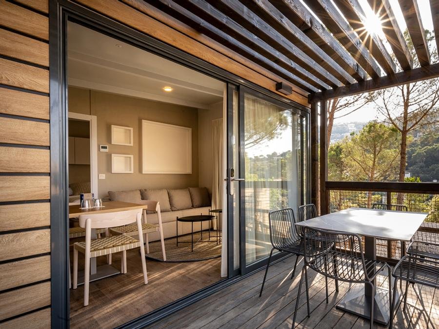 Camping Pas Cher vous présente avec son site Officiel campingpascher.fr, le Camping Talaia Plaza Ecoresort - Begur classé 4 étoiles, situé sur la commune de Begur dans le département Gérone (Catalogne) en Espagne. Le camping Talaia Plaza Ecoresort - Begur vous propose un hébergement de type lodge de 35 m² pour 1 personne (télévision). L'établissement vous propose 35 autres types d'hébergements. Découvrez tous nos séjours à petits prix dans la commune et aux alentours de Begur du département : Gérone (Catalogne). Les Avis clients pour le Camping Talaia Plaza Ecoresort - Begur sont excellents avec une note moyenne de 8 sur 10. Piscine extérieure, Bar, Restaurant, Snack/Bar,... En savoir plus : cliquez-ICI.
