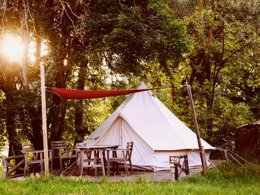 Camping Pas Cher vous présente avec son site Officiel campingpascher.fr, le Camping Les Chamberts, & Lodges classé 3 étoiles, situé sur la commune de Piegros La Clastre dans le département Drome (Rhône Alpes) en France. Le camping Les Chamberts, & Lodges, vous présente un hébergement de type chalet de 25 m² pour 1 personne. Le camping Les Chamberts, & Lodges vous propose du sam. 04 juillet au sam. 11 juillet 2026 pour 7 nuits à 1211€. Cette location propose 1 dates différentes pour réserver votre séjour. Découvrez également les 9 autres gammes d'hébergements du camping. Canoë-kayak, Centre équestre, Escalade, Randonnée, Bar, Restaurant,... En savoir plus : cliquez-ICI.